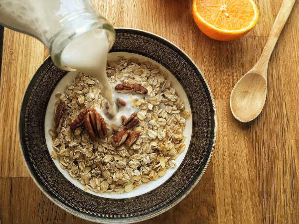  10. Yến mạch: Yến mạch giàu carbohydrate phức giúp kiểm soát sản xuất ra tryptophan, một loại amino axit giúp tiết ra serotonin. Serotonin hay “hormone hạnh phúc” là chất dẫn truyền thần kinh giúp điều hòa tâm trạng, cảm xúc, cảm giác thèm ăn…