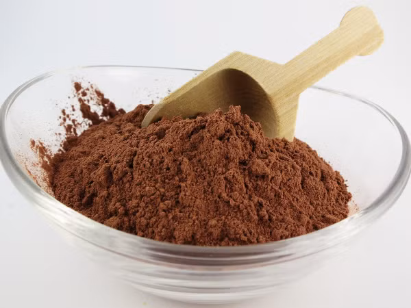 Mặt nạ bột ca cao và sữa tươi: Sự kết hợp giữa bột ca cao và sữa tươi giúp tăng cường sản sinh collagen và cải thiện màu da. Cách làm: Cho 1 thìa canh bột ca cao, 1 thìa canh sữa tươi vào bát rồi trộn đều thành hỗn hợp mịn. Đắp lên mặt và cổ. Để trong 15 phút trước, sau đó dùng nước âm ấm rửa mặt sạch.