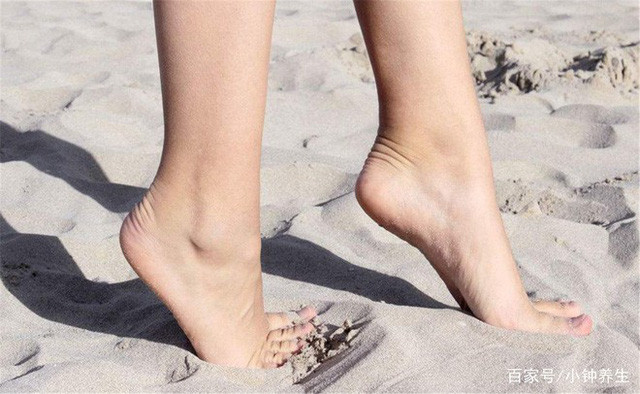 Quá trình đứng trên bàn chân giúp tăng lượng hoạt động của phần dưới cơ thể, tăng tốc độ lưu thông máu. Máu được đưa đến mọi bộ phận cơ thể, duy trì trạng thái khỏe mạnh. Duy trì động tác này thường xuyên sẽ giúp bạn có tuần hoàn máu tốt, sẽ hết bị tê và đau chân.