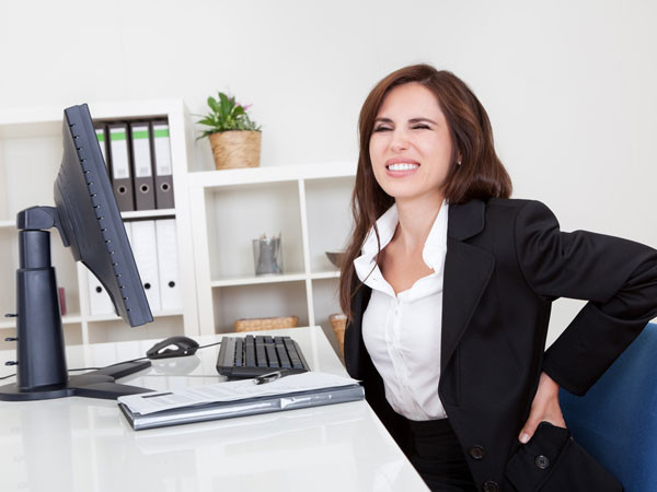 Khi làm việc với máy tính, hãy chớp mắt thường xuyên hơn để giúp giữ ẩm cho mắt và ngăn các triệu chứng khô mắt.