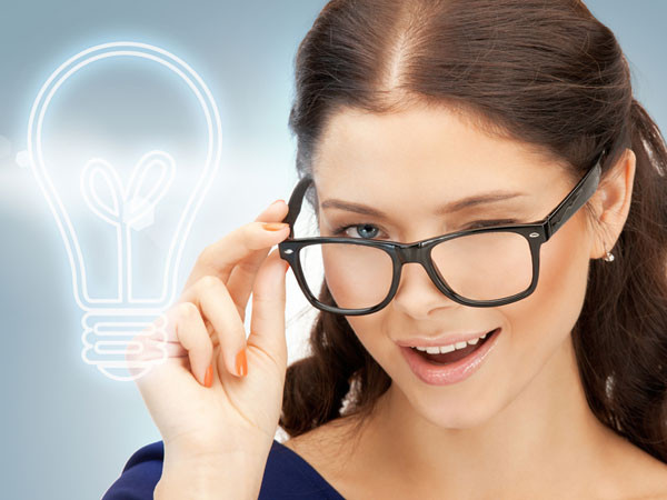 Nếu bạn vẫn phải đeo kính, hãy thêm một lớp chống lóa cho chúng để tăng thêm 1 lớp bảo vệ đôi mắt của mình.