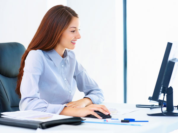 Khi dùng máy tính, bạn cũng nên cài đặt cỡ chữ to hơn để giúp giảm áp lực thị giác.