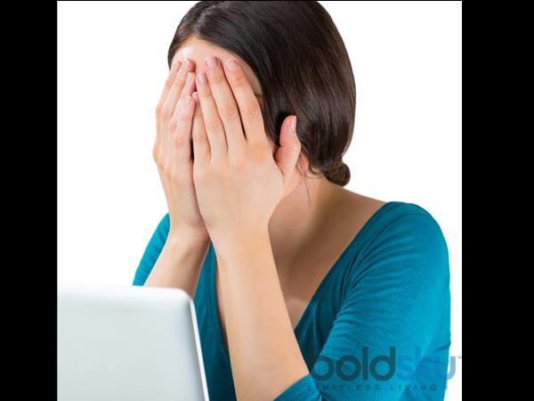 Ngoài ra, bạn nên sử dụng thêm kính chống ánh sáng xanh để giúp ngăn mỏi mắt, mờ mắt, lóa mắt và đau đầu.