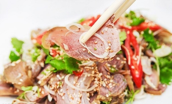 Ăn thịt dê cùng đậu phụ có thể gây chướng bụng, khó tiêu. Nếu kéo dài có thể gây bệnh vàng da, phù chân ảnh hưởng tới sức khỏe của bạn. Ảnh: agarwood.