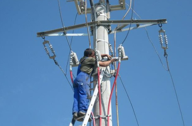 Kinh hoàng cảnh bé gái treo trên dây điện cao 15m bởi lý do không ngờ - Hình 3 Kinh hoang canh be gai treo tren day dien cao 15m boi ly do khong ngo-Hinh-3