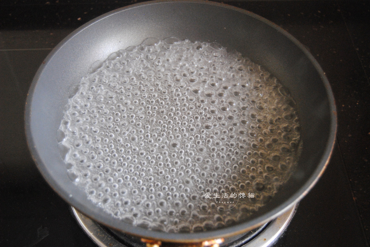 Đổ nước sạch vào chảo và bắt đầu đun sôi ở nhiệt độ cao. Sau khi tất cả nước trong nồi sôi, vặn lửa vừa để giữ nước vẫn sôi lăn tăn.