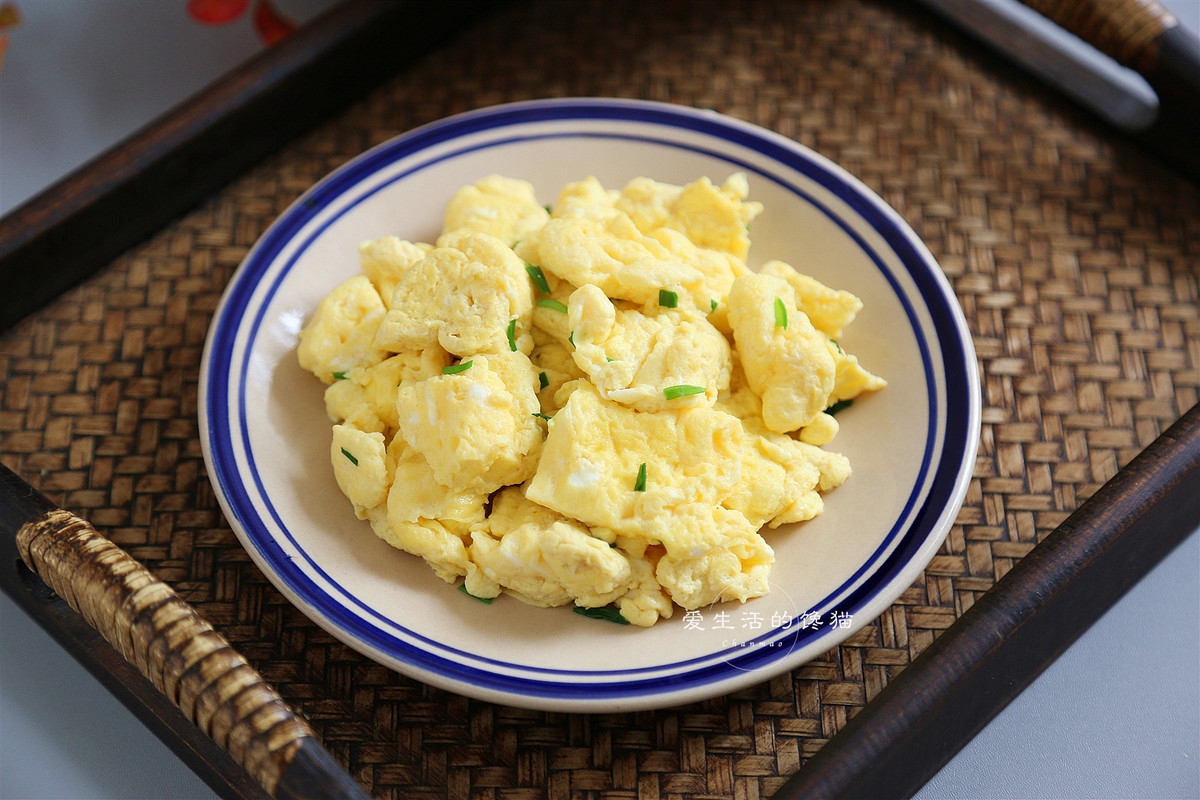 Thực tế có thể chế biến trứng rán không cần mỡ, người giảm cân có thể hoàn toàn yên tâm ăn như trứng luộc.