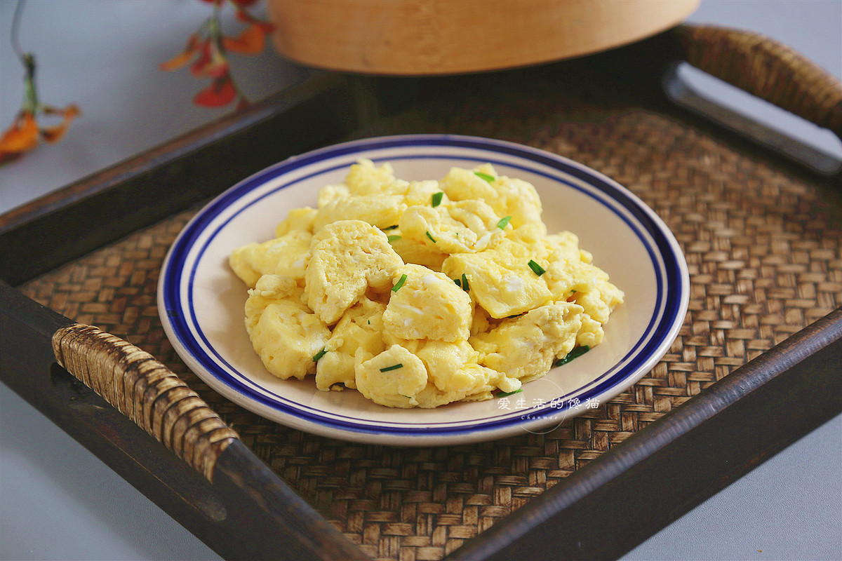 Trứng rán không cần mỡ đặc biệt thơm và mềm. Nếu ăn giảm béo, bạn có thể kết hợp với salad trái cây. Một bữa ăn ít calo hoàn hảo, ngon miệng và đủ dinh dưỡng.