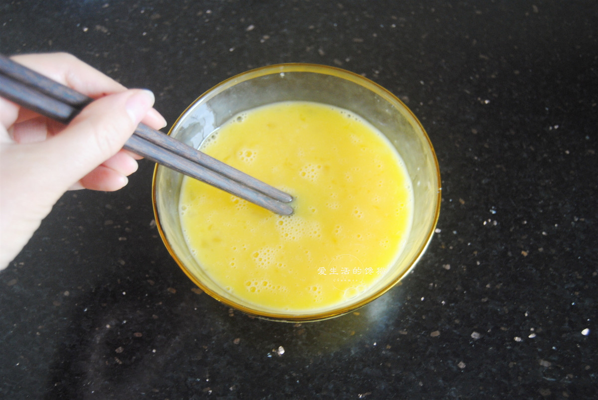 Cách làm như sau, chuẩn bị: 4 quả trứng, nửa bát nước, 1 gram muối, một ít hành lá. Thêm muối vào trứng, đánh bông, có thể thêm ít tiêu đen theo sở thích .