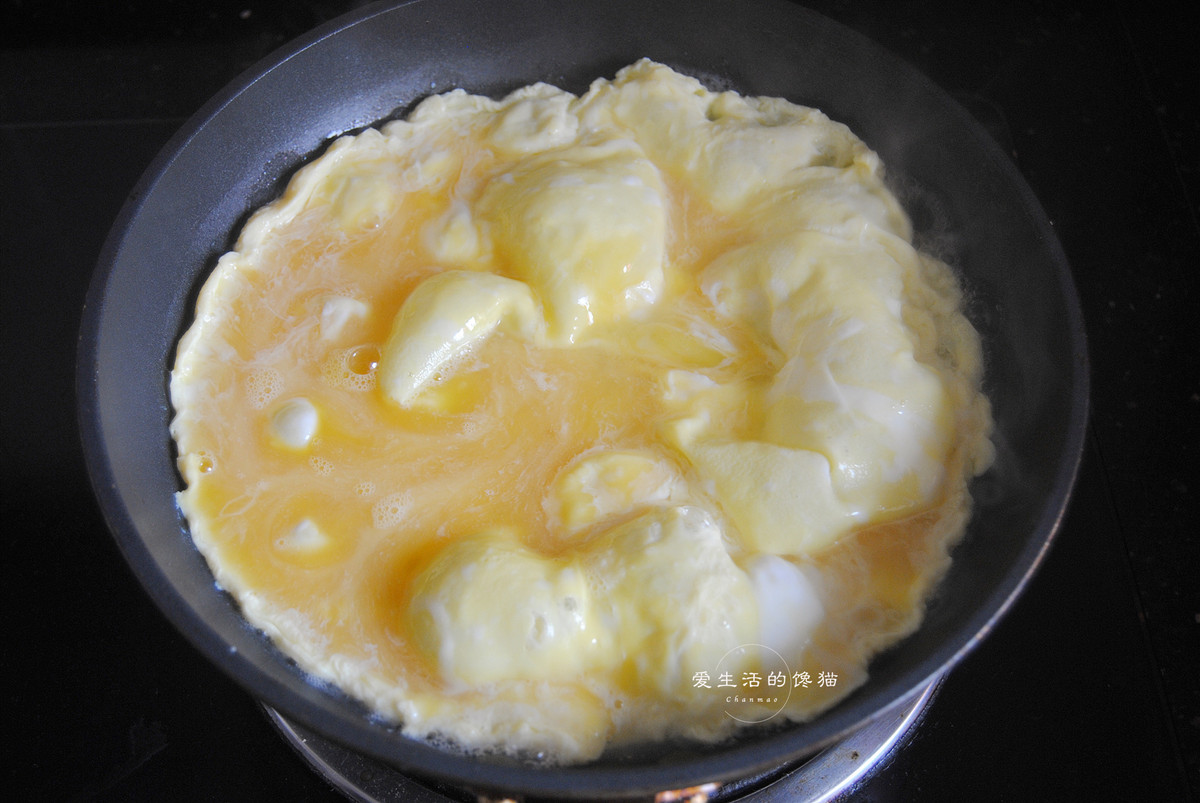 Trứng trong chảo sẽ dần thành hình, nước được trứng hấp thụ nên ngày càng ít đi, khi nào trứng thành hình và nước hết, ta rán giống thông thường.