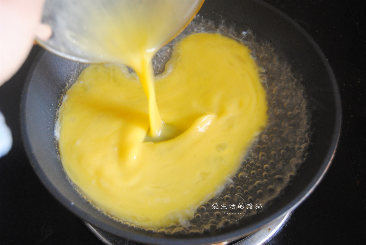 Đổ trứng vào chảo, chú ý không lắc, nếu không nó sẽ thành món canh trứng.