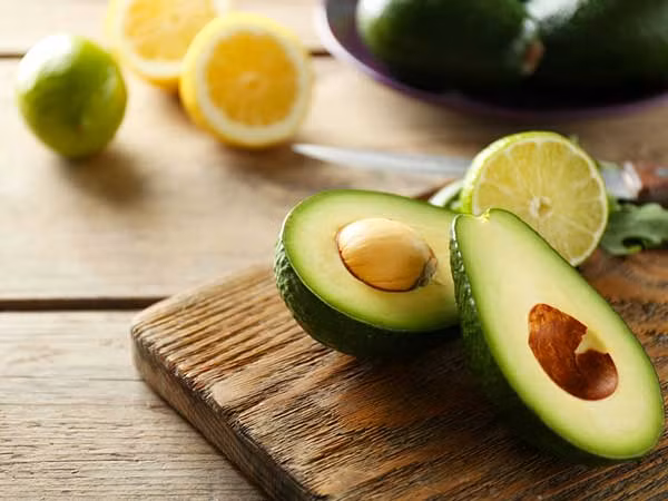  6. Quả bơ: Bơ giàu chất béo không bão hòa đơn và các axit béo không bão hòa đa, chất xơ, vitamin và khoáng chất. Các nghiên cứu khẳng định ăn một nửa hoặc một quả bơ mỗi ngày giúp tăng cảm giác no, giảm cholesterol xấu, ổn định cân nặng và cải thiện sức khỏe tim mạch.