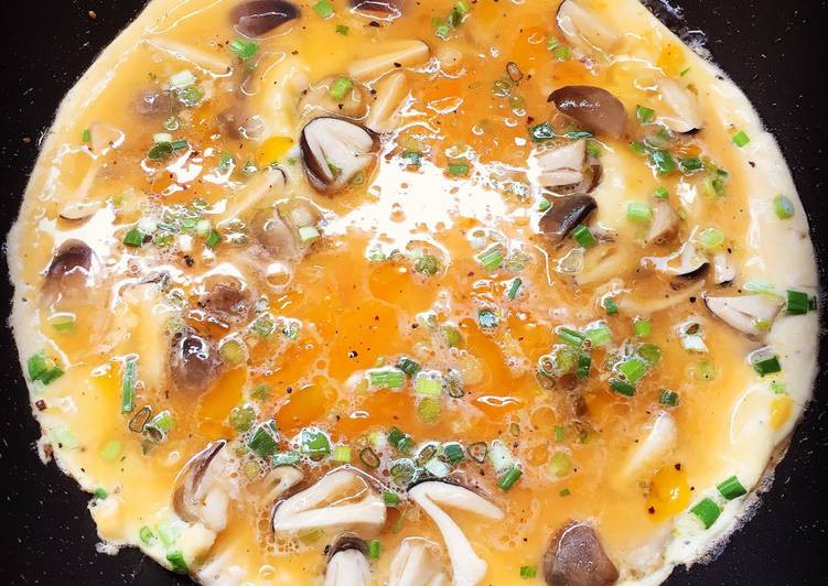 Chỉ với 10 phút chuẩn bị, chị em đã có thể nấu xong món trứng tráng nấm phomai cho cả nhà. Ảnh: cpcdn.