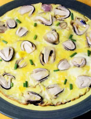 Để thực hiện món trứng tráng nấm phomai tăng cường đề kháng, bạn cần chuẩn bị những nguyên liệu sau: 3 trứng gà, 1 muỗng cà phê hành tím băm nhỏ, 100g nấm bào ngư xé sợi hoặc nấm rơm cắt miếng vừa ăn. Ảnh: googleusercontent.