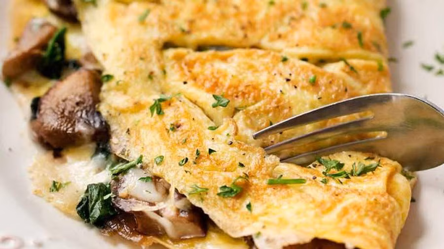 Tiếp theo, bạn bắc chảo lên bếp và làm nóng chảo, cho 1 muỗng dầu ăn, chờ chảo nóng phi nhanh hành tím cho thơm. Ảnh: zadn.