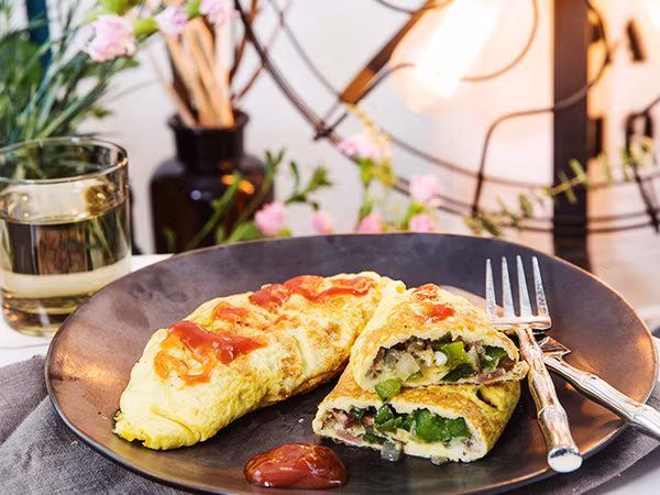 Cuối cùng, bạn mở nắp ra và rắc phô mai, chờ phô mai chảy đều thì tắt bếp, bỏ trứng ra đĩa và thưởng thức. Ảnh: blogspot.