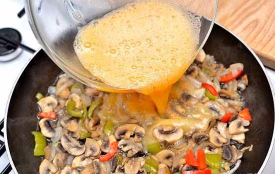 Về gia vị, bạn cần chuẩn bị muối, tiêu, 1 muỗng nước mắm và hành lá cắt nhỏ. Ảnh: toinayangi.