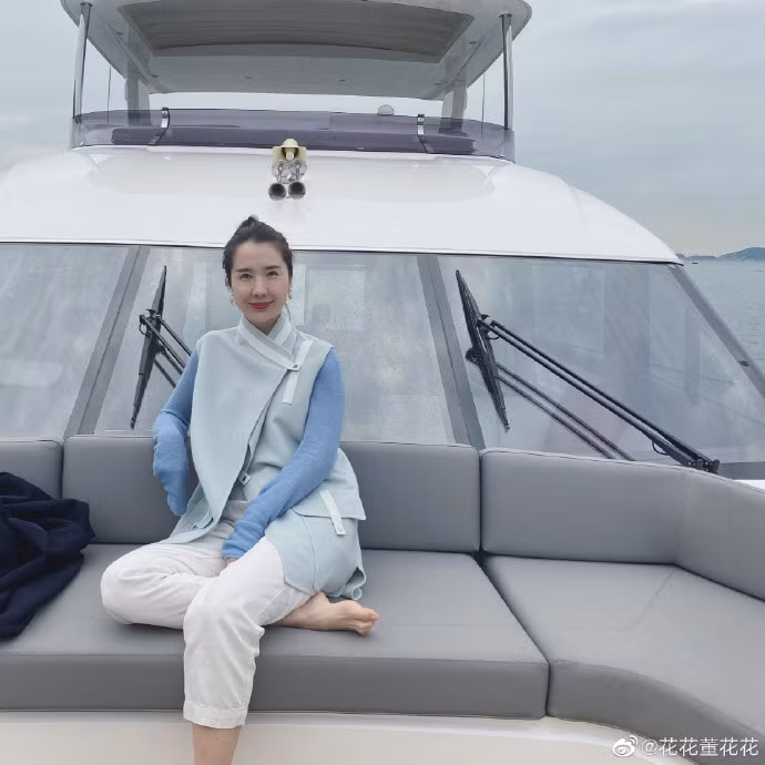 Hoa Hoa nhanh chóng khiến cư dân mạng "nể phục" khi nhận ra những bức ảnh sinh hoạt tưởng hết sức đời thường của cô đều trên du thuyền, resort tiền tỉ.