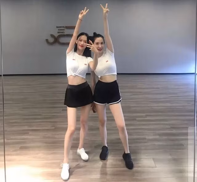 Phu nhân chủ tịch Taobao Hoa Hoa sinh năm 1988 đến từ thành phố Hàng Châu, Chiết Giang, Trung Quốc.