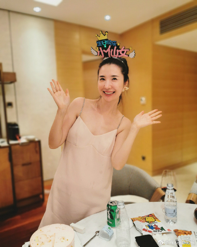 Cô sở hữu dáng vóc thanh mảnh và trẻ trung rất nhiều sơ với tuổi, làn da trắng ngần hoàn hảo.