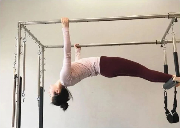 Hầu hết mọi người phải đến phòng tập thể dục để tập Pilates, vì thiết bị rất đắt tiền, cơ bản là hơn 20.000 hoặc 30.000 Nhân dân tệ (70-100 triệu VNĐ). Tổng cả bộ phòng tập lên tới hai, ba trăm ngàn (700 triệu - 1 tỷ VNĐ). Nhưng Hoa Hoa có tất cả ngay trong nhà.