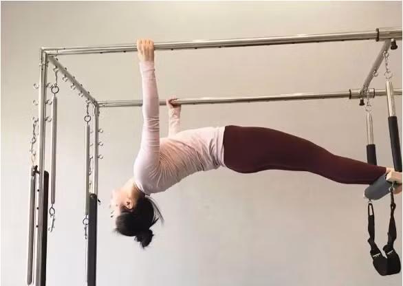 Hầu hết mọi người phải đến phòng tập thể dục để tập Pilates, vì thiết bị rất đắt tiền, cơ bản là hơn 20.000 hoặc 30.000 Nhân dân tệ (70-100 triệu VNĐ). Tổng cả bộ phòng tập lên tới hai, ba trăm ngàn (700 triệu - 1 tỷ VNĐ). Nhưng Hoa Hoa có tất cả ngay trong nhà.