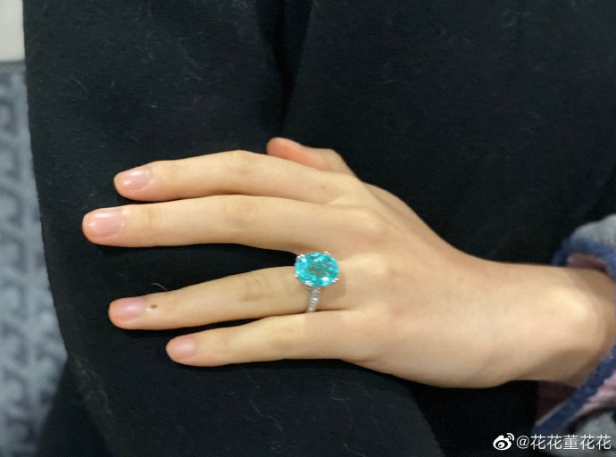 Tourmaline Paraiba - viên ngọc được coi là Hermes trong giới đá quý, mức giá từ 300 - 500 nghìn NDT (khoảng 1 tỷ - tỷ rưỡi VNĐ)/ 1 carat. Và viên mà Hoa Hoa mang trên tay rơi vào tầm 6-7 carat.