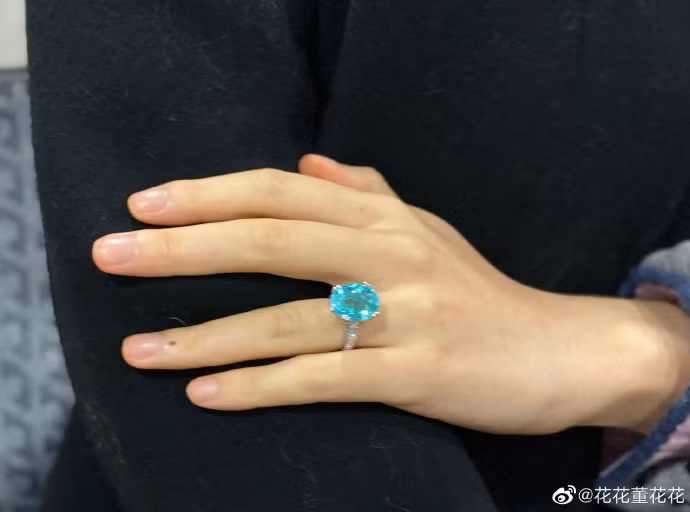 Tourmaline Paraiba - viên ngọc được coi là Hermes trong giới đá quý, mức giá từ 300 - 500 nghìn NDT (khoảng 1 tỷ - tỷ rưỡi VNĐ)/ 1 carat. Và viên mà Hoa Hoa mang trên tay rơi vào tầm 6-7 carat.