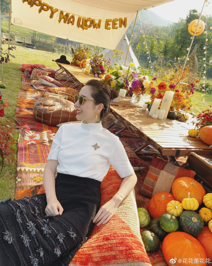 Là phu nhân chủ tịch, người đẹp chọn gout thời trang tinh tế, tối giản nhưng đẳng cấp, quý phái.