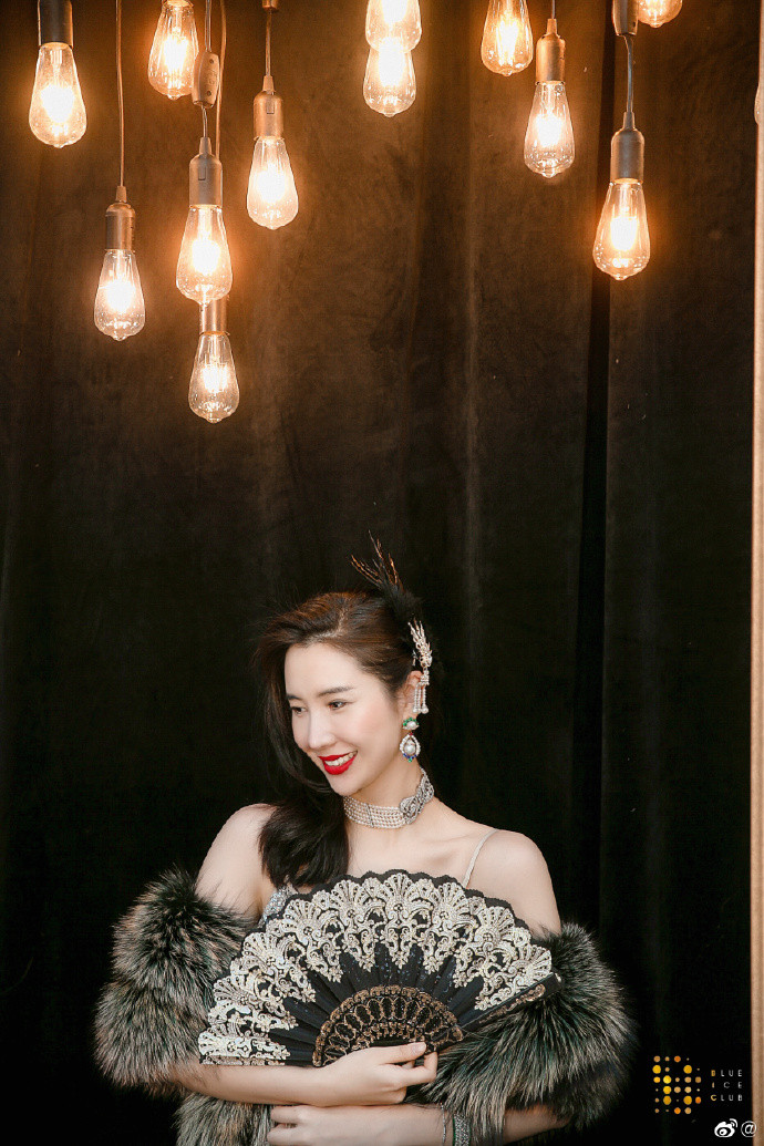 Sở hữu nhan sắc, dáng vóc hoàn hảo, phong cách quý phái, gout thời trang đỉnh cao và nhiều tài năng, người hâm mộ tự hỏi Tuesday có "cửa nào" qua mặt được phu nhân chủ tịch Taobao.