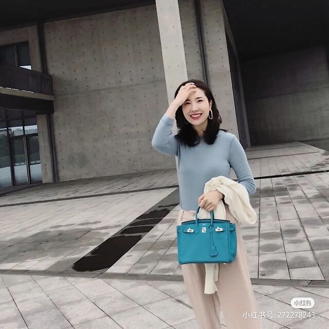 Người đẹp cũng không quên sở hữu những chiếc túi hàng hiệu đình đám như chiếc Hermes Birkin.