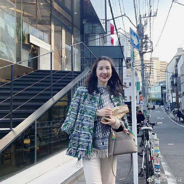 Trang phục hay từng món phụ kiện cô khoác trên người cũng có giá triệu đô.