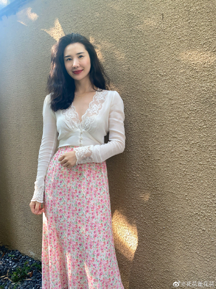 Người vợ cao tay nhanh chóng được lòng cư dân mạng, bởi ngoại hình xinh đẹp, khí chất ngút trời và kho thời trang đẳng cấp, Hot girl Trương Đại Dịch có "cửa" nào so sánh nổi?