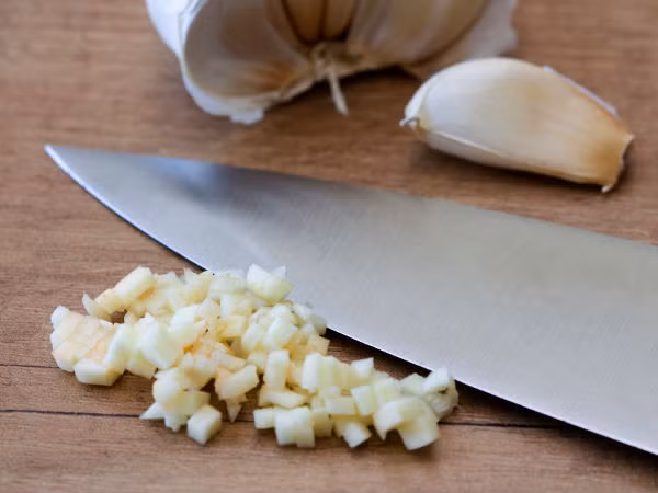  Tỏi: Tỏi chứa các chất kháng khuẩn, kháng virus, kháng nấm mạnh giúp tiêu diệt mầm bệnh gây ngộ độc thực phẩm, giúp chữa tiêu chảy và đau bụng. Cách thực hiện: Nhai 2-3 nhánh tỏi đã bóc vỏ hoặc nghiền tỏi mịn rồi ăn mới mật ong. Ăn tỏi ít nhất 1 lần mỗi ngày cho đến khi cảm thấy khá hơn.