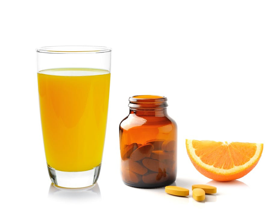 Vitamin C: Do chứa các chất chống oxy hóa nên vitamin C giúp loại bỏ vi khuẩn và độc tố ra khỏi cơ thể, do đó giúp khắc phục các triệu chứng của ngộ độc thực phẩm. Nếu không muốn uống viên bổ sung vitamin C, bạn có thể tiêu thụ các thực phẩm giàu vitamin C. Nên tham khảo bác sĩ trước khi uống vitamin C.