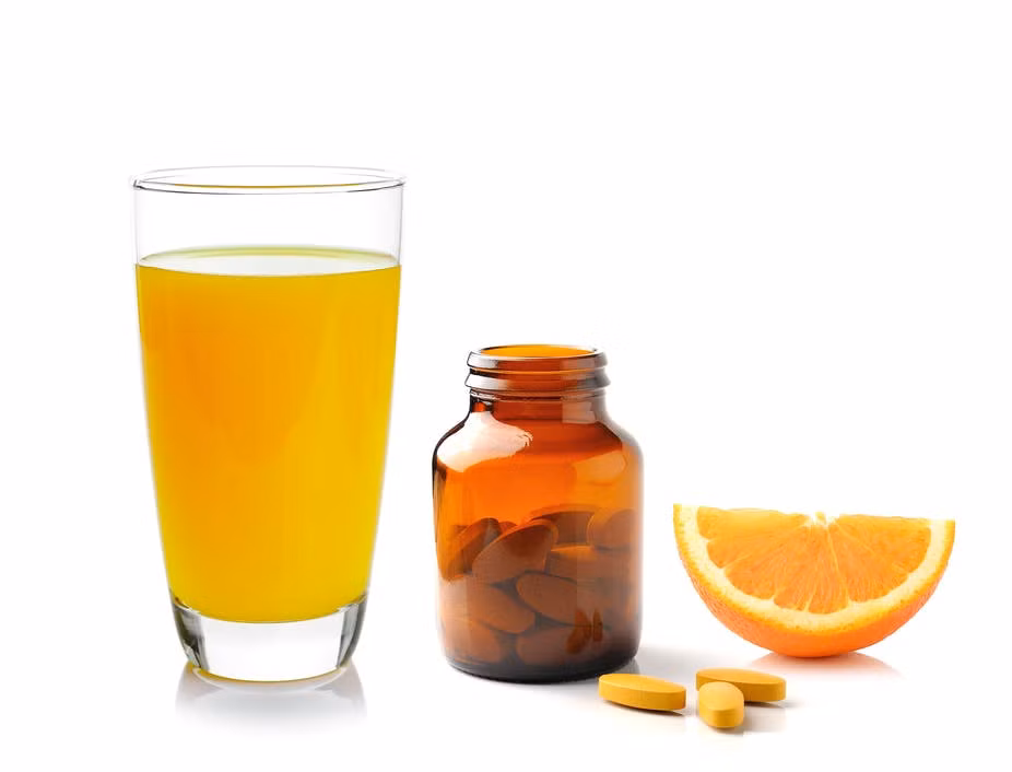  Vitamin C: Do chứa các chất chống oxy hóa nên vitamin C giúp loại bỏ vi khuẩn và độc tố ra khỏi cơ thể, do đó giúp khắc phục các triệu chứng của ngộ độc thực phẩm. Nếu không muốn uống viên bổ sung vitamin C, bạn có thể tiêu thụ các thực phẩm giàu vitamin C. Nên tham khảo bác sĩ trước khi uống vitamin C.