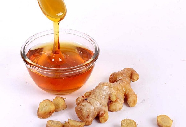  Gừng: Gừng giúp hỗ trợ tiêu hóa. Mật ong nguyên chất chứa chất kháng vi sinh vật và hỗ trợ tiêu hóa giúp tăng phục hồi do ngộ độc thực phẩm. Cách thực hiện: Cho gừng thái lát dài khoảng 5 cm và 1 ly nước vào nồi đun sôi. Đun nhỏ lửa trong 5 phút rồi lọc lấy nước. Khi nước gừng nguội thì cho thêm mật ong để uống. Áp dụng 3 lần/ngày đến triệu chứng giảm bớt.