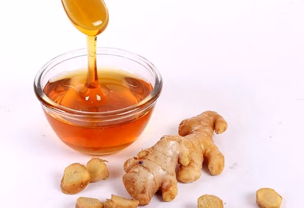  Gừng: Gừng giúp hỗ trợ tiêu hóa. Mật ong nguyên chất chứa chất kháng vi sinh vật và hỗ trợ tiêu hóa giúp tăng phục hồi do ngộ độc thực phẩm. Cách thực hiện: Cho gừng thái lát dài khoảng 5 cm và 1 ly nước vào nồi đun sôi. Đun nhỏ lửa trong 5 phút rồi lọc lấy nước. Khi nước gừng nguội thì cho thêm mật ong để uống. Áp dụng 3 lần/ngày đến triệu chứng giảm bớt.