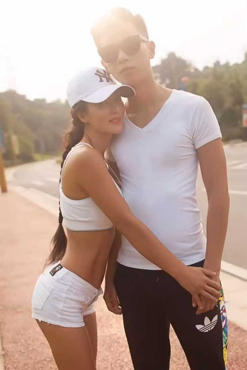 Điều đáng buồn pha chút hài hước duy nhất là con trai của cô đã nhiều năm ở tình trạng "ế" chỉ vì người mẹ quá trẻ trung của mình.