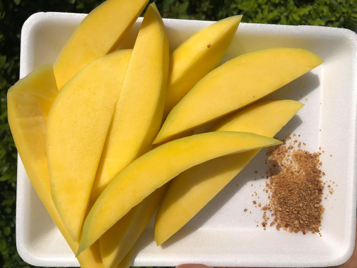 Lý do là trong xoài xanh chứa độc tố, khi kết hợp với cồn sẽ tạo ra chất độc khiến bạn dễ bị ngộ độc và hủy hoại niêm mạc dạ dày. Ảnh: 3ffruits.