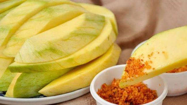 Ngoài ra, bạn không nên ăn xoài cùng với các loại thực phẩm có tính nóng khác. Ảnh: dkn.