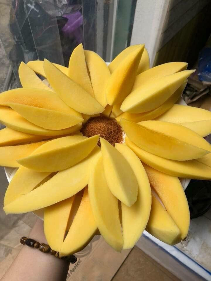 Bên cạnh đó, xoài cũng không thể ăn chung cùng với hải sản. Ảnh: chohangxom.