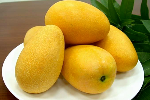 Nếu bạn ăn xoài cùng với đồ cay nóng nhiều có thể gây hại cho thận. Ảnh: vnecdn.