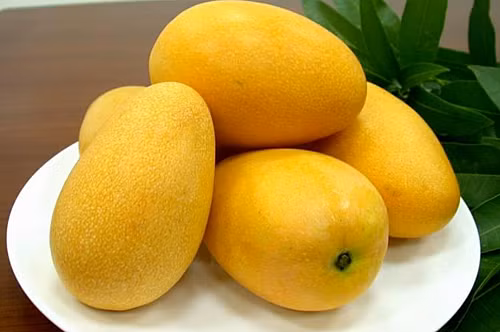 Nếu bạn ăn xoài cùng với đồ cay nóng nhiều có thể gây hại cho thận. Ảnh: vnecdn.