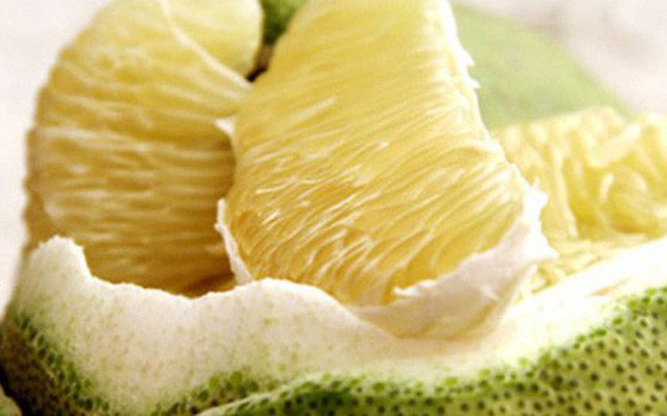 Giống như dứa, bưởi cũng là loại trái cây có lớp vỏ dày có thể chống lại dư lượng thuốc trừ sâu. Ảnh: cafebiz.