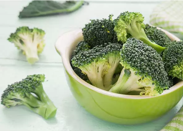 Tương tự, bông cải xanh gần như không có chất béo và chứa rất ít đường, trong khi lại rất giàu các dưỡng chất thiết yếu.