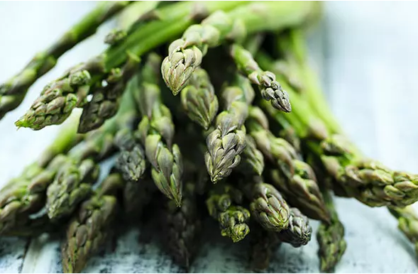 Măng tây không chứa chất béo và gần như không đường, do đó bạn có thể ăn thoải mái loại rau này mà không lo tăng cân.