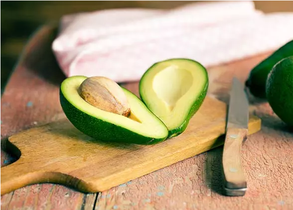 Quả bơ rất giàu dưỡng chất, giàu chất xơ, các vitamin như E, A, K, B6, C trong khi lại ít đường và chất béo.