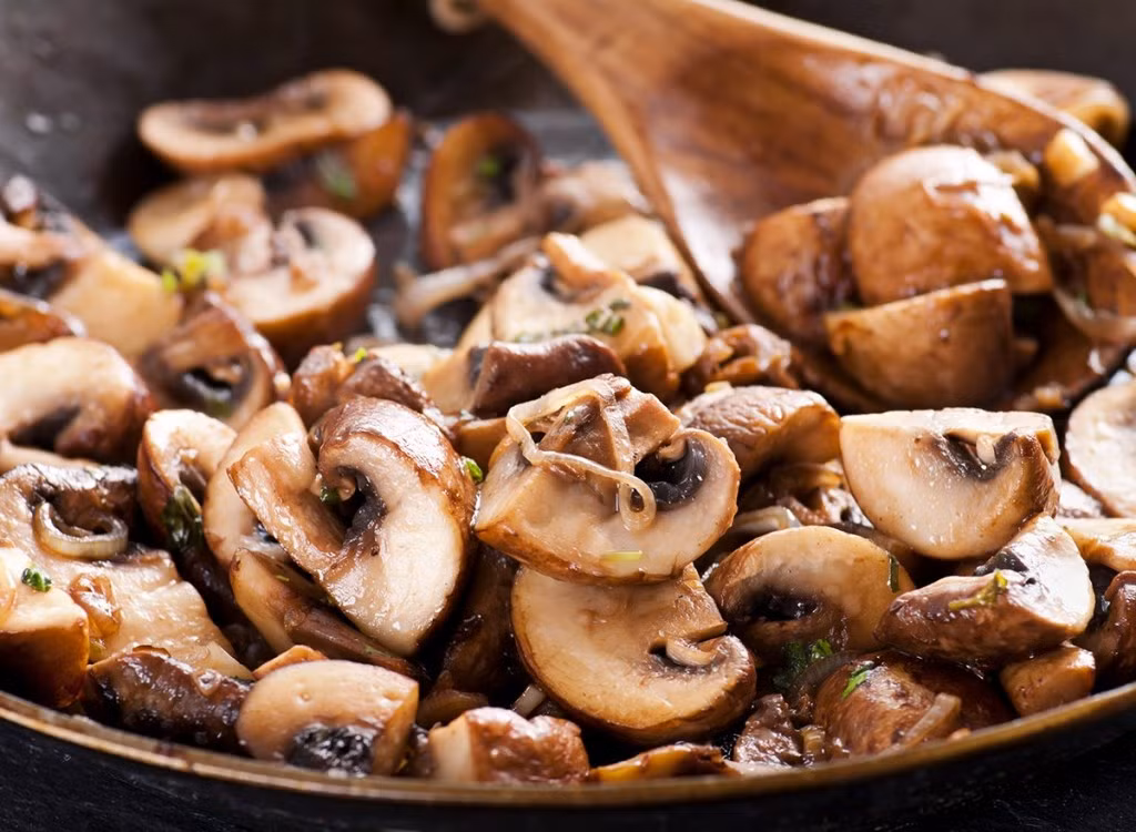 Ăn nấm được nấu chín sẽ dễ tiêu hơn và đảm bảo an toàn khi ăn, vì khi ở nhiệt độ nóng, độc tố có thể có trong nấm sẽ bị tiêu diệt.