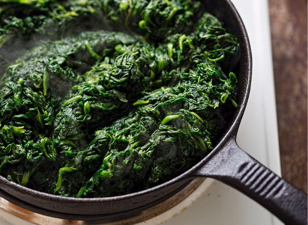 Rau cải bó xôi khi nấu chín có thể giúp bạn hấp thụ canxi tốt hơn.